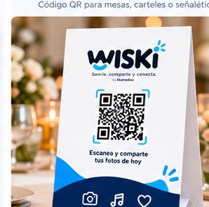 Código QR presentado en la mesa de un evento